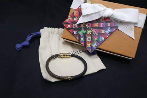 ラグジュアリーブランドのLOUIS VUITTON 　