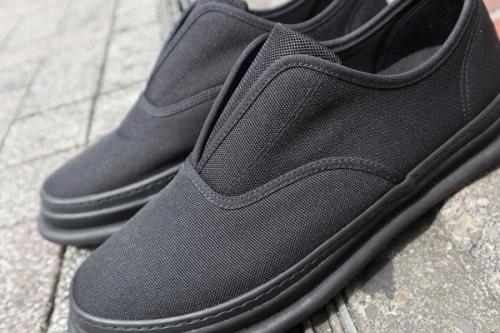 イッセイミヤケメンのスニーカー