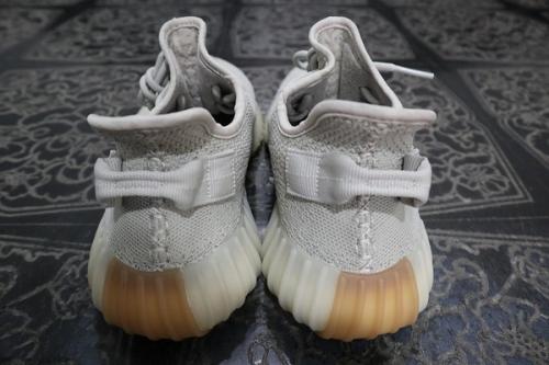 アディダスのYEEZY BOOST350V2