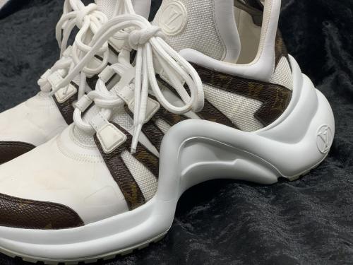 ルイ ヴィトン　のスニーカー