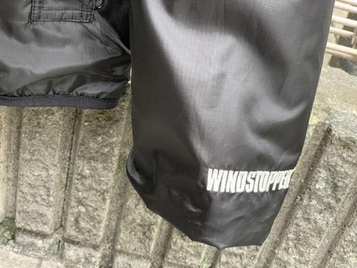 ジャケットのボックスロゴ