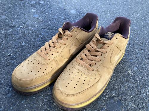 ナイキのDC7504-700