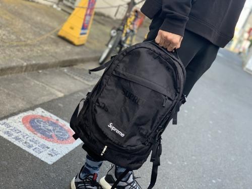 バックパックのボックスロゴ