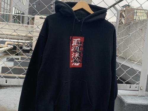 ブラックアイパッチのパーカー