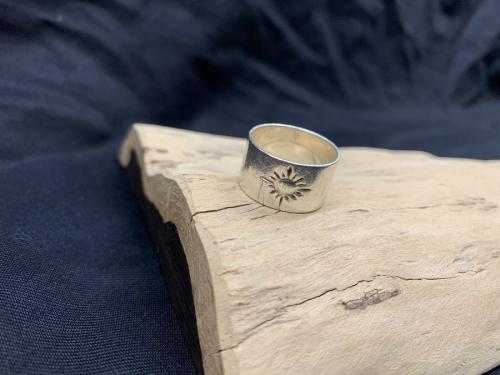 シルバーのインディアンジュエリー