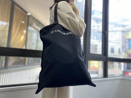 エムエムシックス メゾンマルジェラの反転ロゴインサイドアウトキャンバストートバッグ