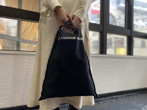 反転ロゴインサイドアウトキャンバストートバッグのBERLIN BAG S54WC0058