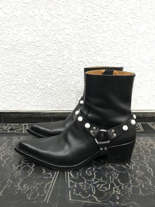 スクエアトゥーブーツのポインテッドトゥーブーツ