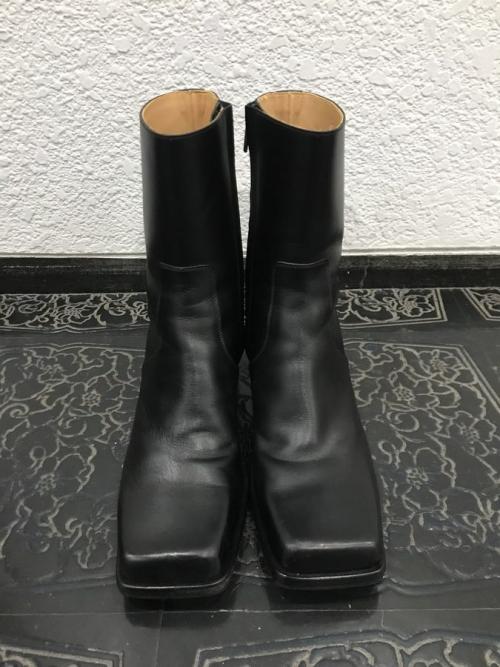 ポインテッドトゥーブーツ