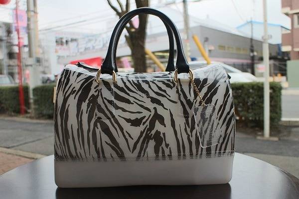 小物で差をつける【FURLA(フルラ)ゼブラ柄 キャンディバッグ入荷