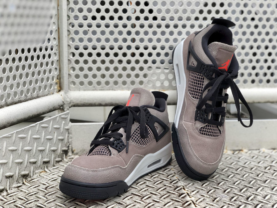 人気スニーカーブランド【NIKE/ナイキ】よりAIR JORDAN 4 RETRO 