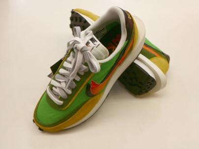 「スニーカーのNIKE×sacai 」