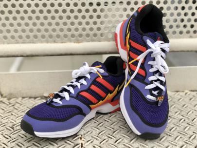 「スニーカーのadidas 」