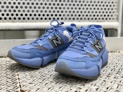 「スニーカーのNEW BALANCE 」