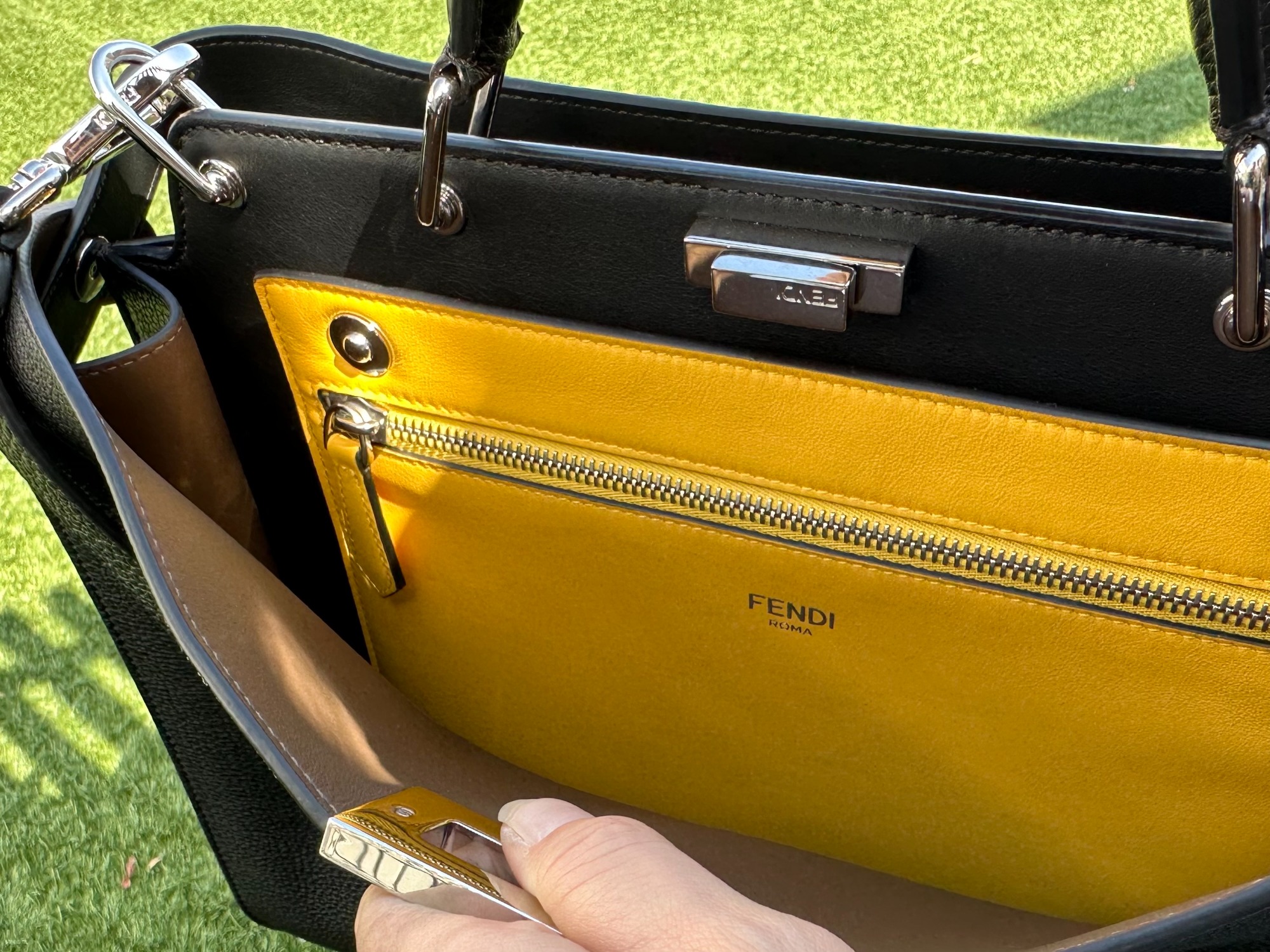 FENDI/フェンディ】よりpeekaboo ISeeU MEDIUMを買取入荷致し FENDI/フェンディ】よりpeekaboo ISeeU MEDIUMを買取入荷致し