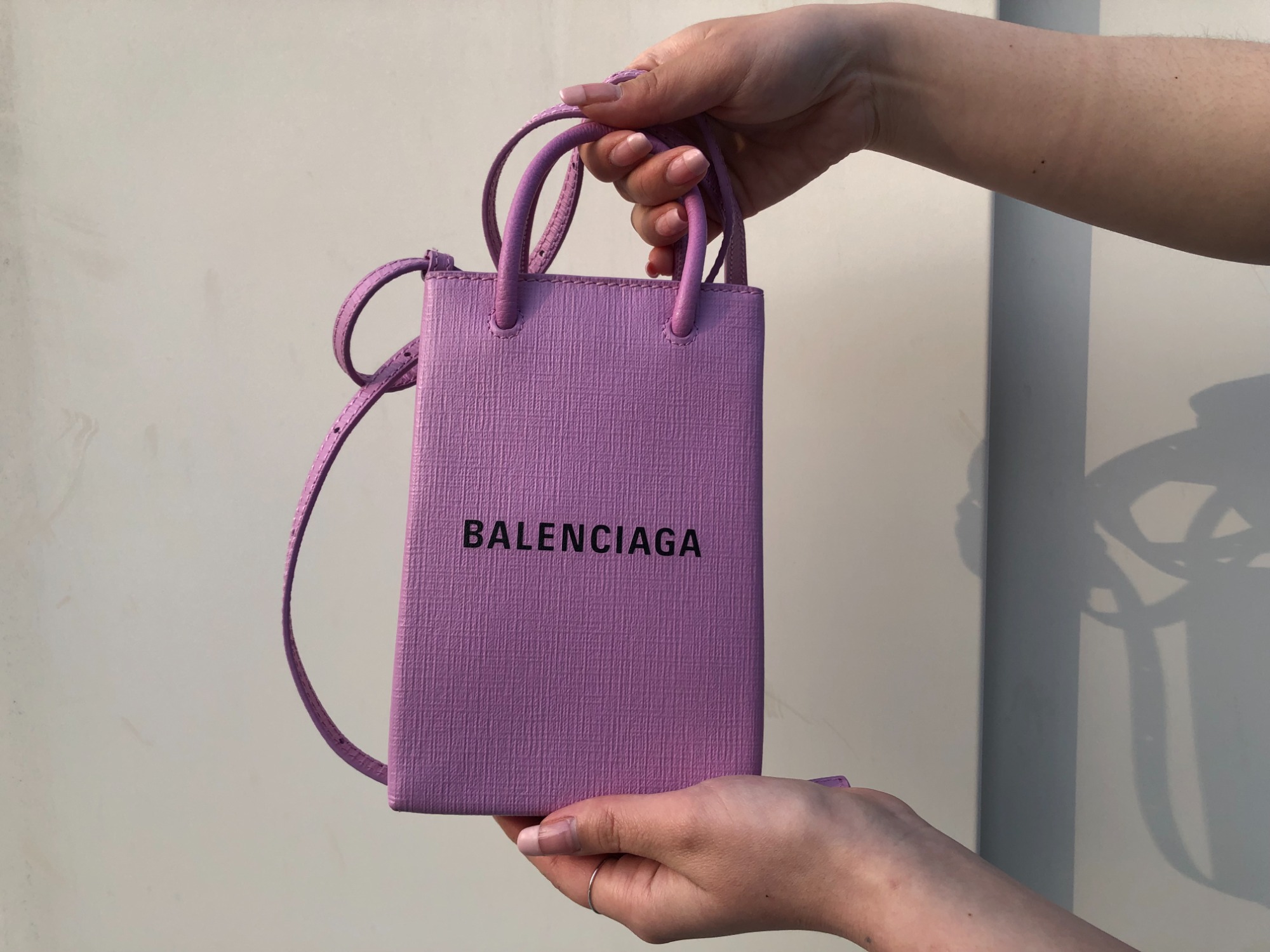 本日はBALENCIAGA・バレンシアガより、Logo Phone Holder Mini 本日はBALENCIAGA・バレンシアガより、Logo Phone Holder Mini