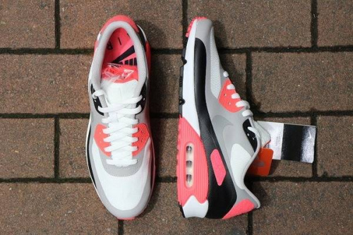 洋服のスニーカー