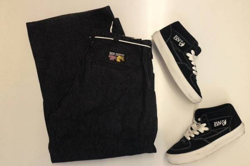 ゴリラカットのブラックデニム