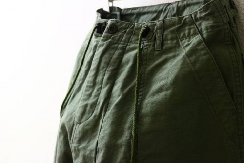 トラックパンツ