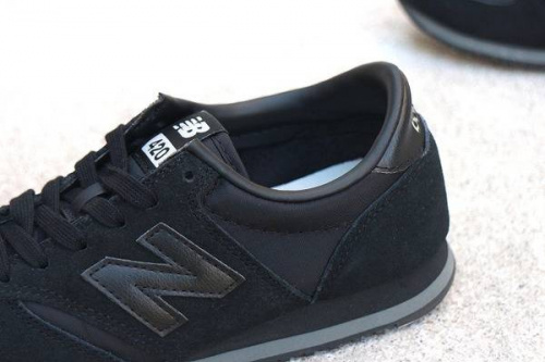 靴のスニーカー