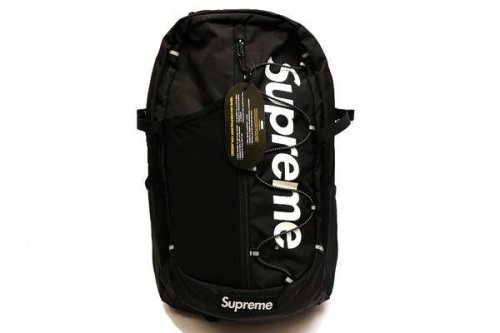 ボックスロゴのパーカー