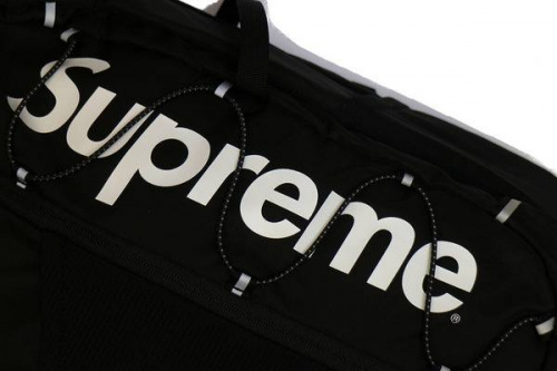 パーカーのコラボ