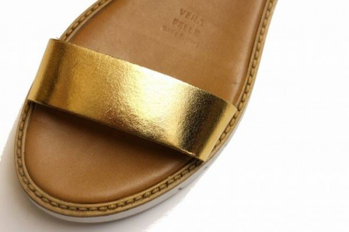 中古のサンダル