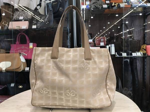 ルイヴィトン　シャネルの小手指