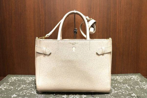 レディースのバッグ