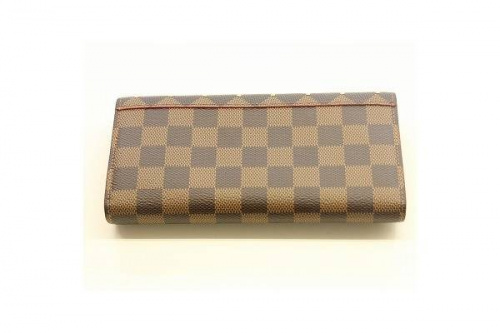 長財布のスタッズ