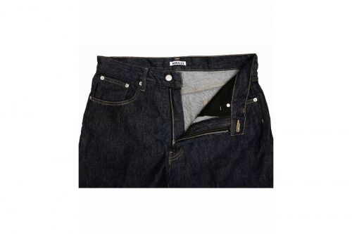 オーラリーのデニムパンツ