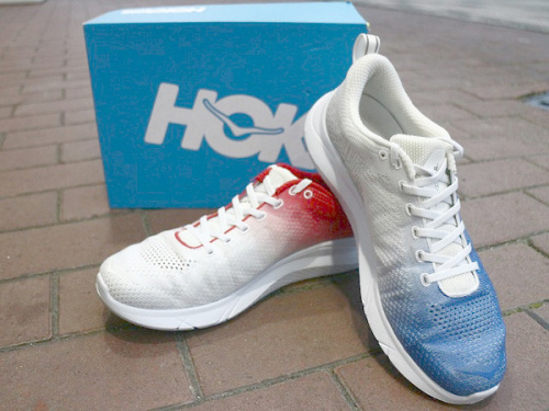 ホカ オネオネのスニーカー