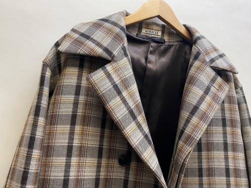 オーラリーのチェックコート