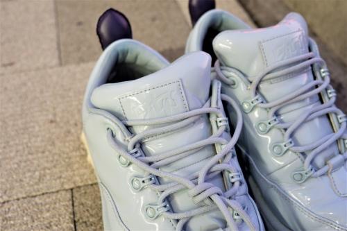 厚底スニーカーのダットスニーカー