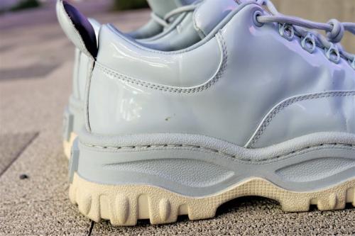 ダットスニーカー