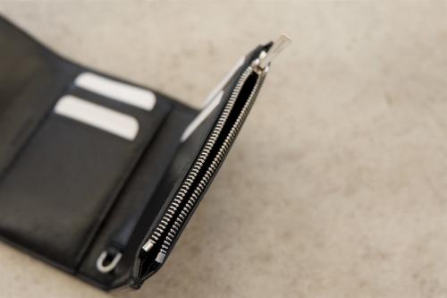 チェーンウォレットの三つ折り財布
