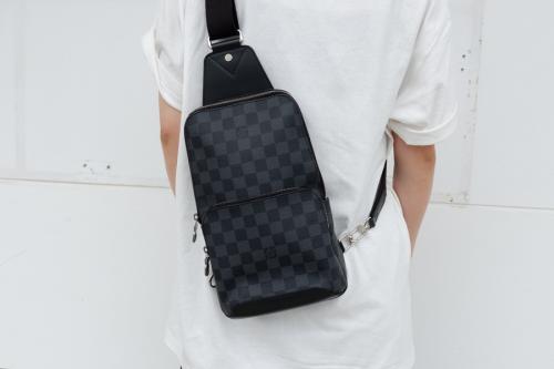ルイ ヴィトン　のボディーバッグ