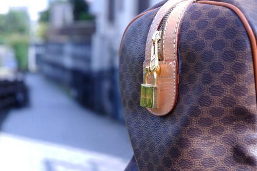 美品 セリーヌ マカダム ボストンバッグ 南京錠 チャーム 大容量 A4可 旅行 CELINE セリーヌ マカダム柄 PVC/レザー 2wayミニボストンバッグ
