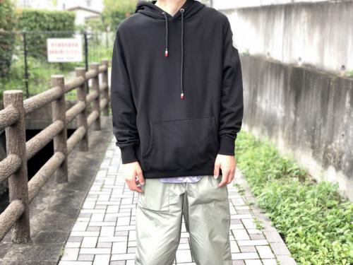 トップスのパーカー