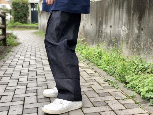 ネオンサインのデニムパンツ