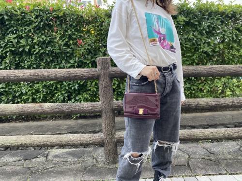 サルヴァトーレ フェラガモのヴァラリボンチェーンショルダーバッグ