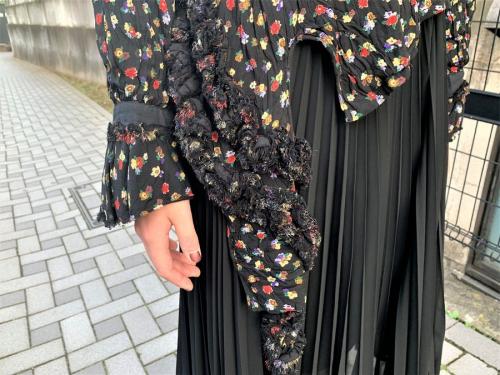 コムデギャルソンの花柄フリルブラウス　　シアプリーツスカート