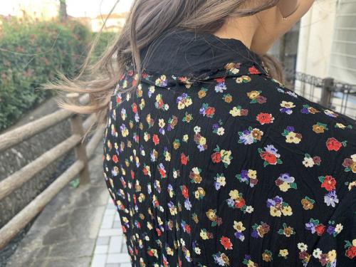 花柄フリルブラウス　　シアプリーツスカートのレディース