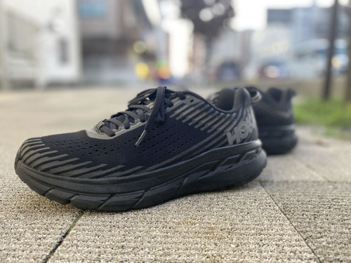 スニーカーのHOKAONEONE