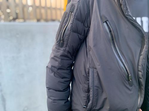 ナンガ×マニュアルアルファベットのダウンジャケット