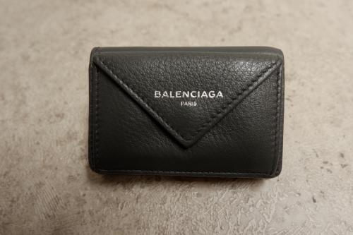 バレンシアガのペーパーミニウォレット