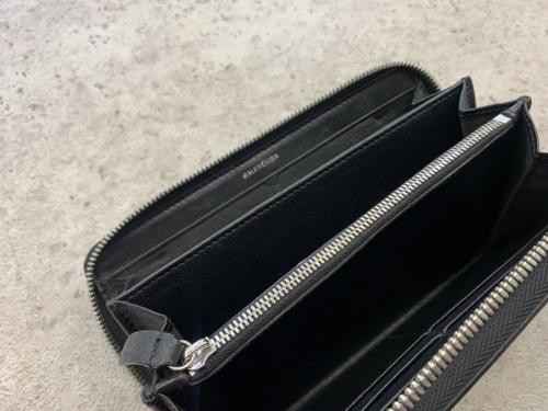バレンシアガのロゴ財布