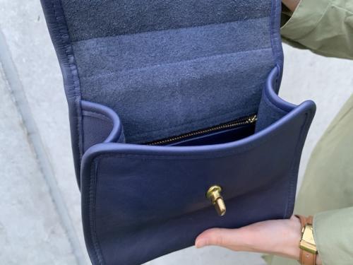 レザーショルダーバッグのレディース