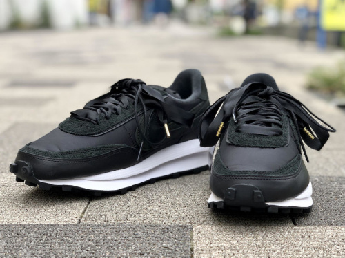 スニーカーのNIKE × SACAI