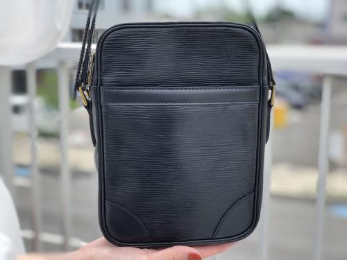 エピ ダヌーブショルダーバッグのブラック レディース